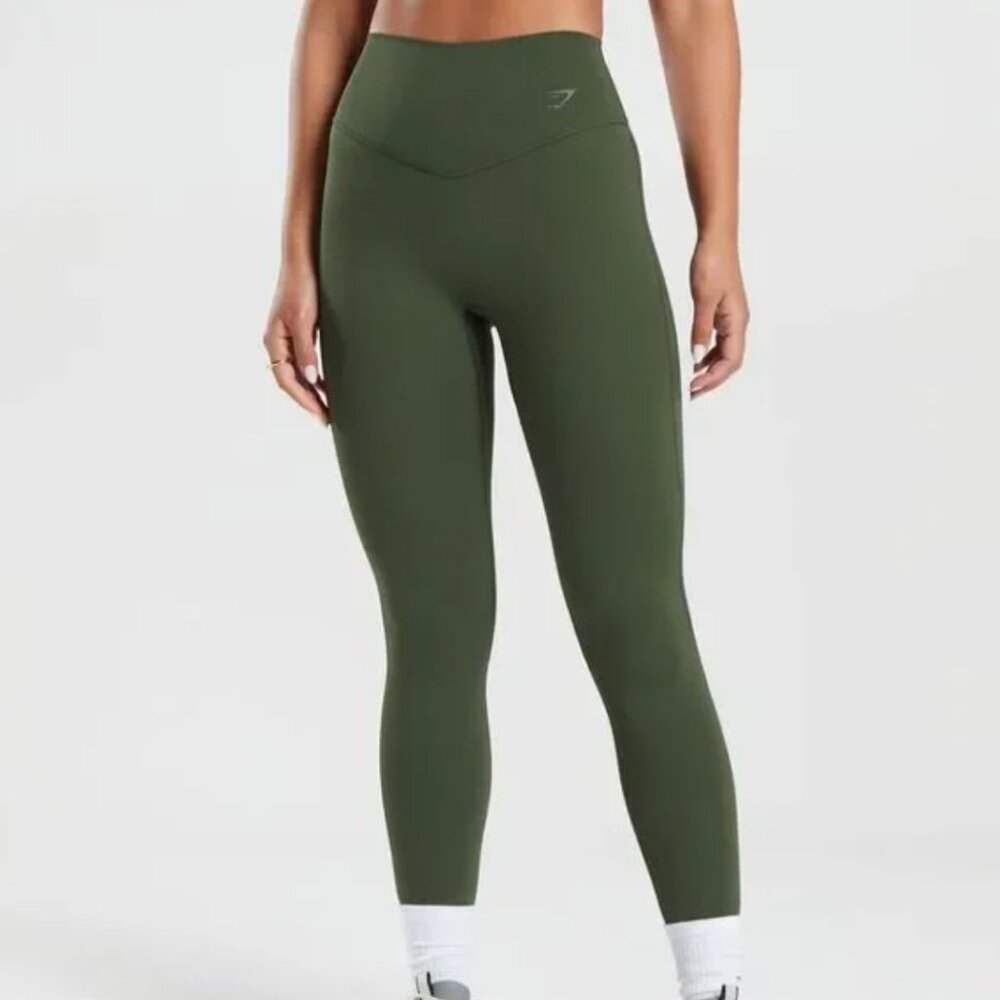 Gymshark Elevate Leggings in Moss Olive Size M